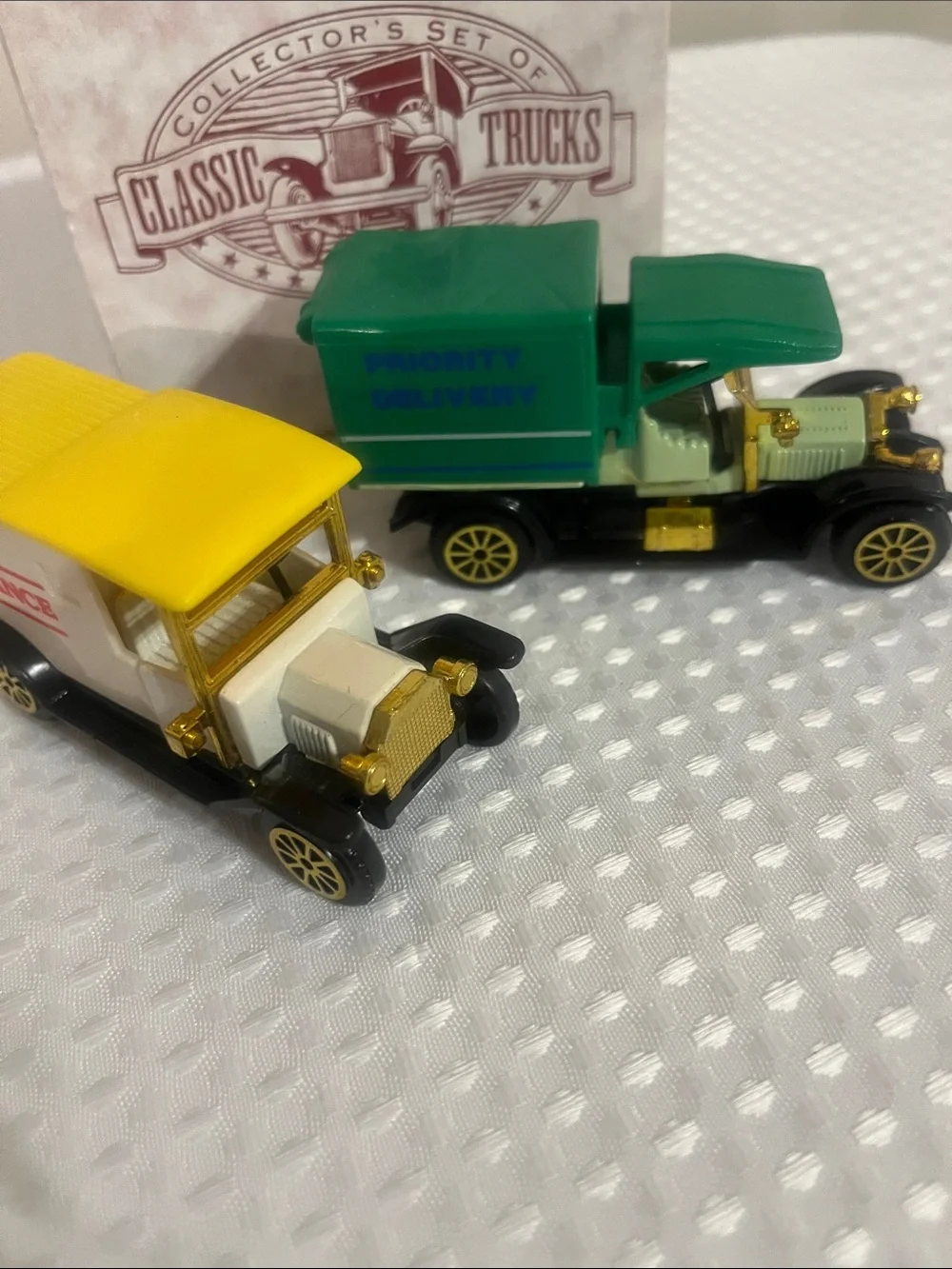 Classic Collectors Trucks Set - Yellow & Green Vintage-Style Trucks